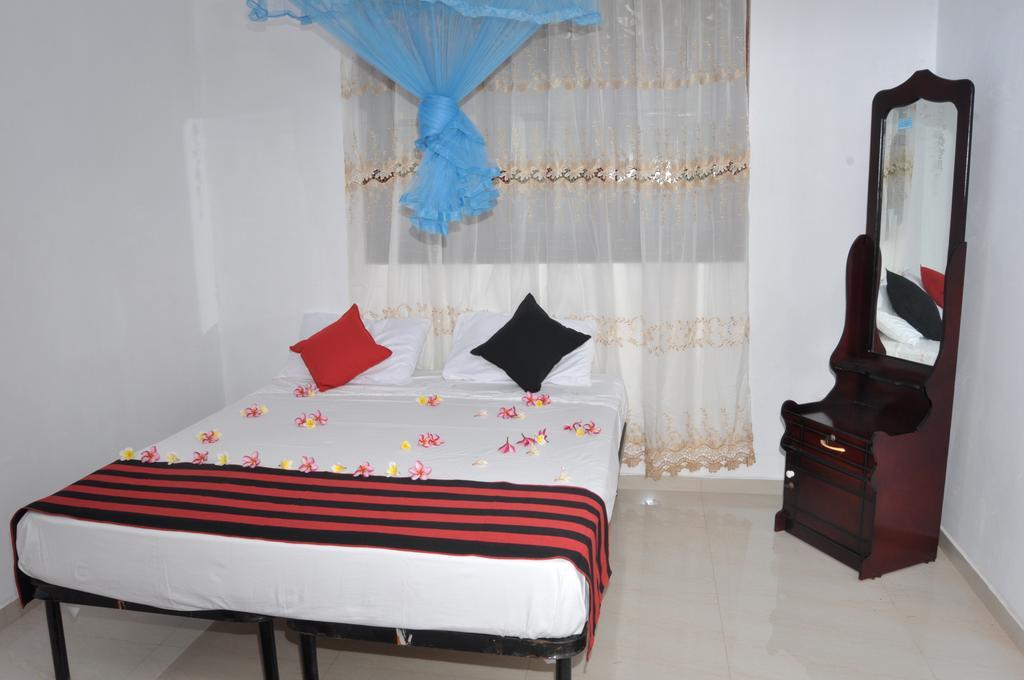 Tms Beach House Negombo Esterno foto